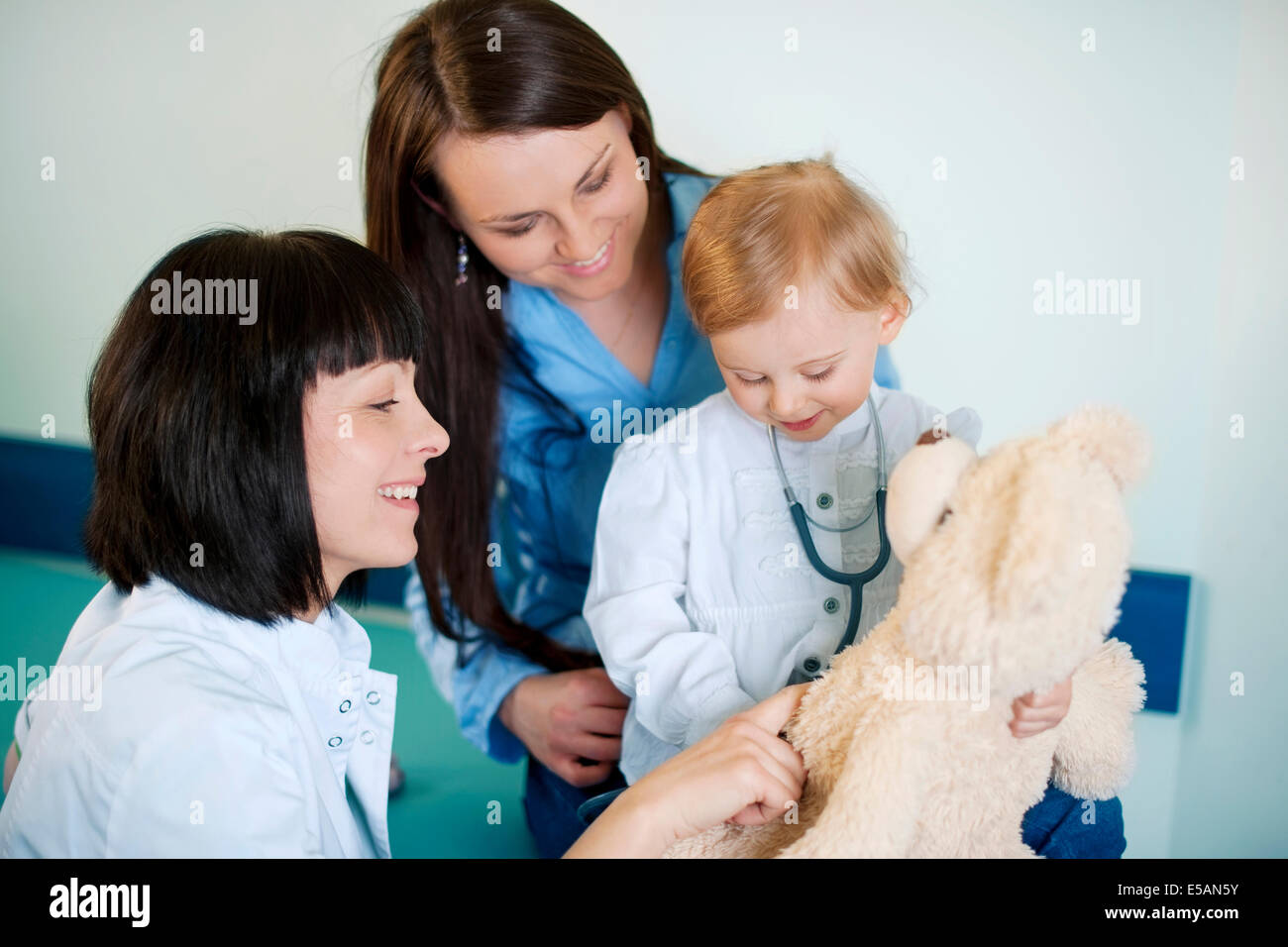 Giocando con il bambino a medici ufficio, Debica, Polonia Foto Stock