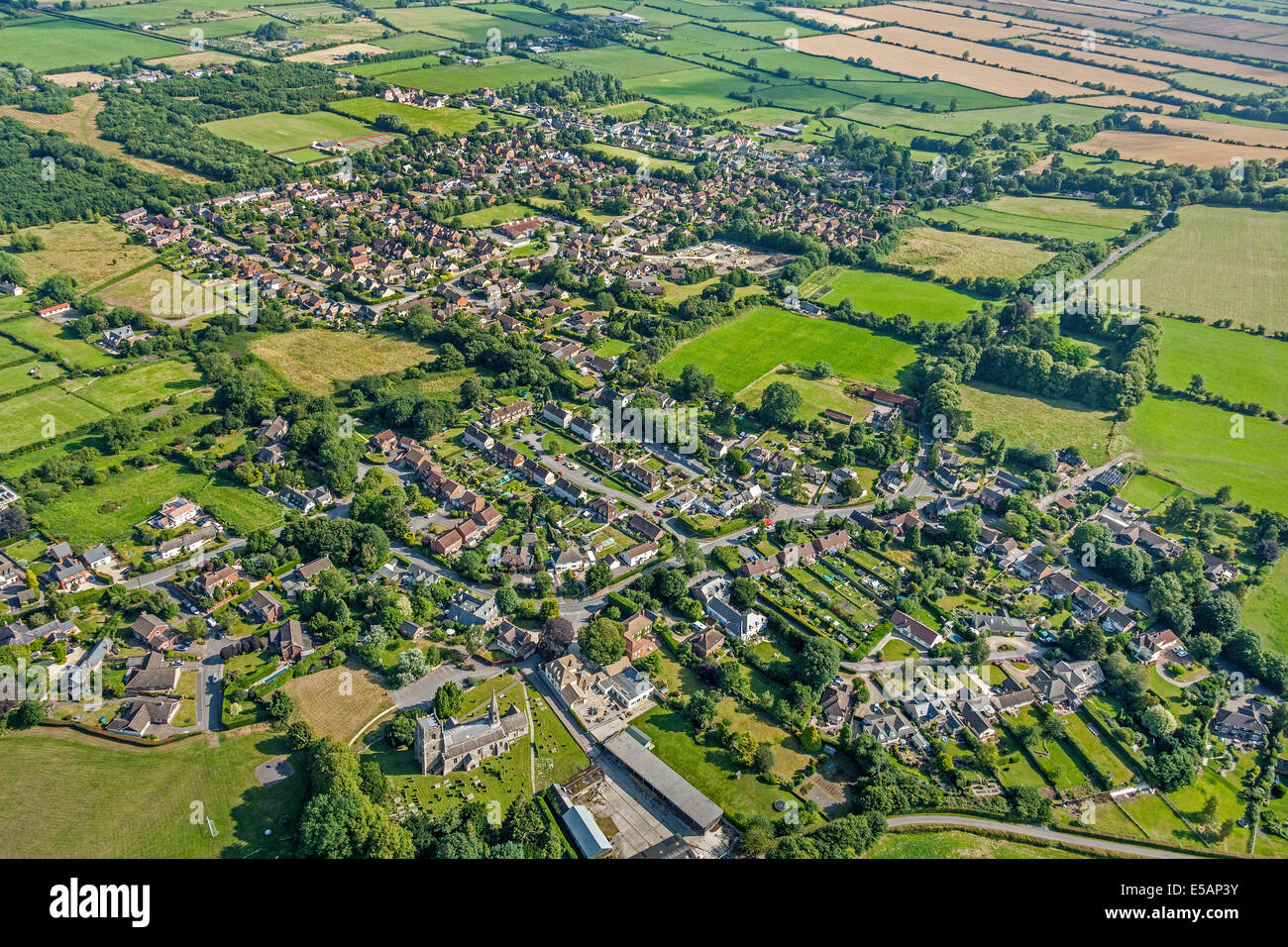 Vista aerea del villaggio di Wanborough vicino a Swindon nel Wiltshire, Inghilterra, Regno Unito sulla vecchia romana Ermin Street o modo. JMH6162 Foto Stock
