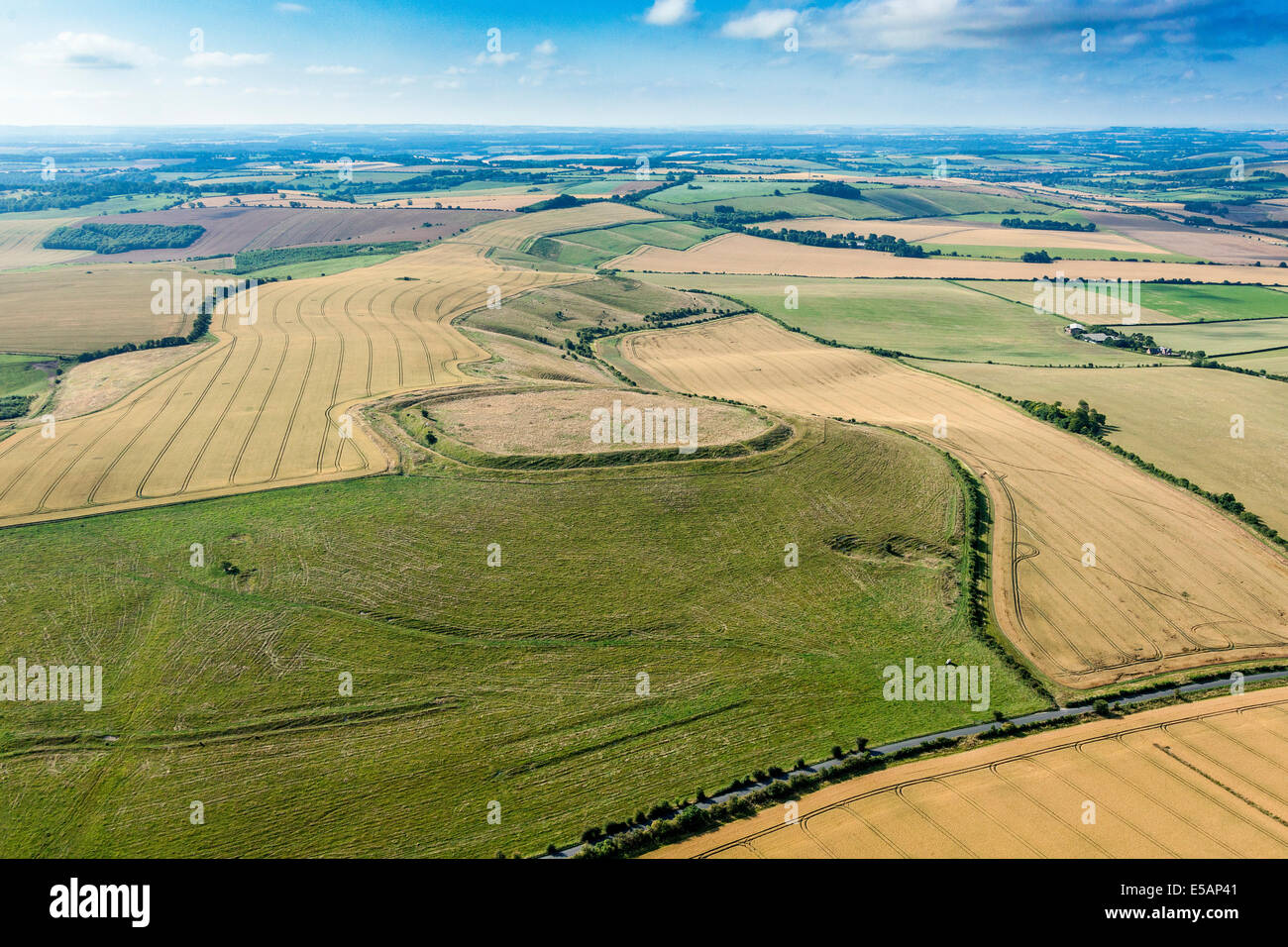 Liddington Castle o Camp, vicino a Swindon, sul Wiltshire downs e la Ridgeway antica strada in basso a destra, UK. JMH6163 Foto Stock