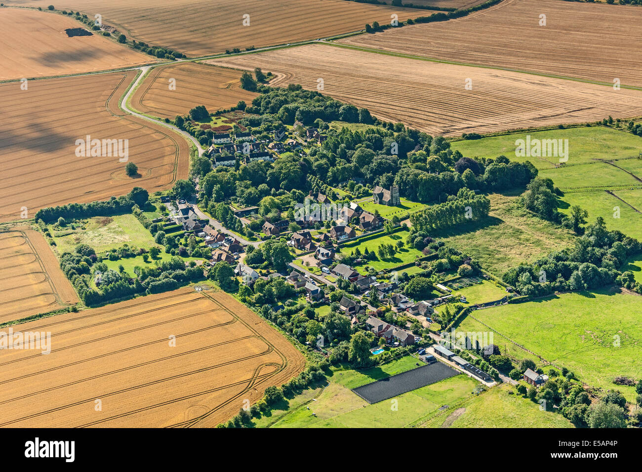 Vista aerea del villaggio di Winterbourne Bassett, Wiltshire, Regno Unito. JMH6174 Foto Stock