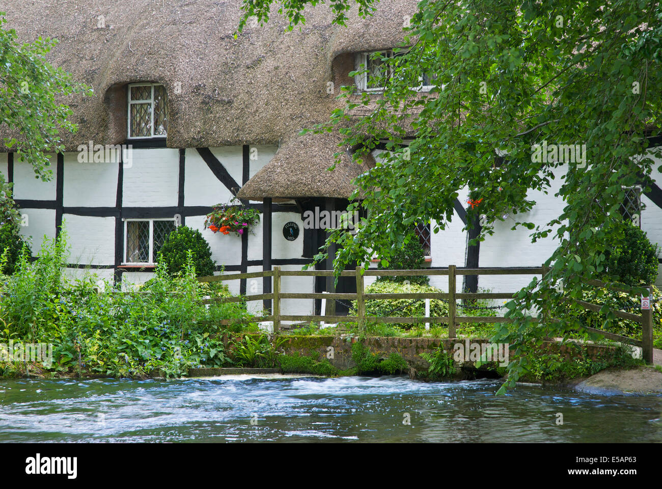 Il vecchio fulling mill, a cavallo del fiume Alre, Alresford, Hampshire, Inghilterra, Regno Unito Foto Stock