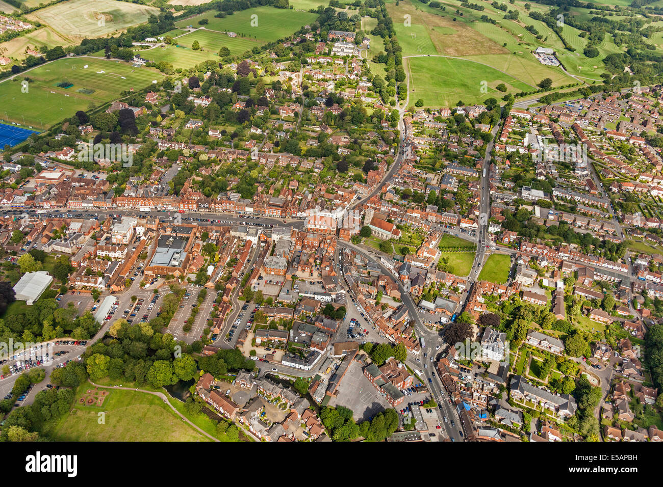Vista aerea di Marlborough, Wiltshire, Regno Unito con High Street center e la Chiesa Parrocchiale di Santa Maria appena a destra del centro. JMH6217 Foto Stock