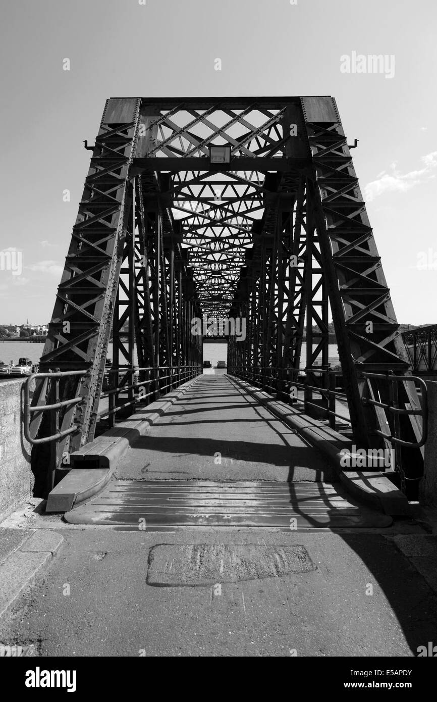 Tilbury Imbarcadero ponte di accesso. Un puntone di sostegno più ponte di travatura reticolare, Essex, Inghilterra, Regno Unito. Foto Stock