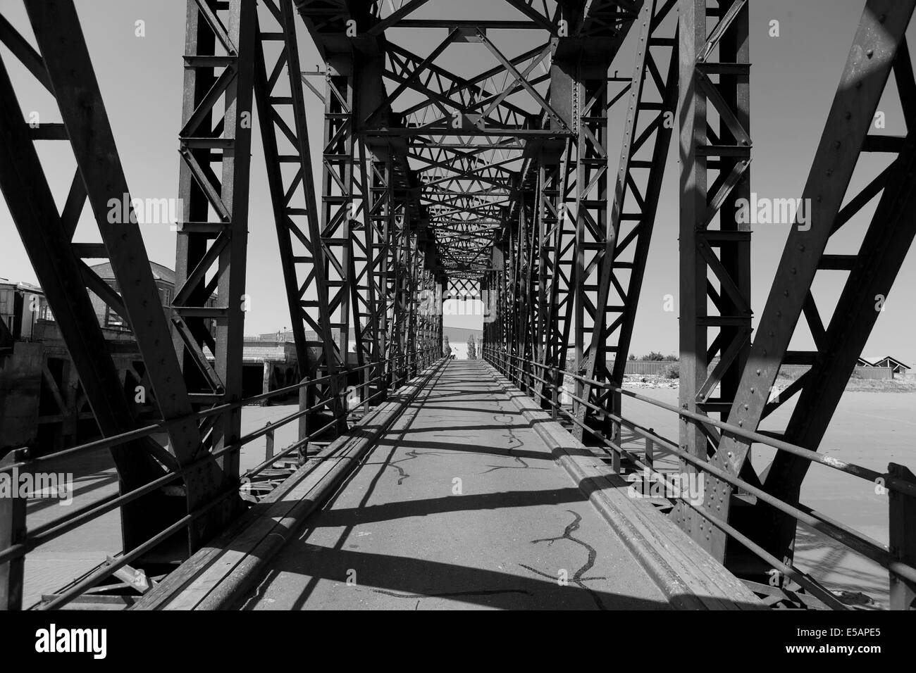 Tilbury Imbarcadero ponte di accesso. Un puntone di sostegno più ponte di travatura reticolare, Essex, Inghilterra, Regno Unito. Foto Stock