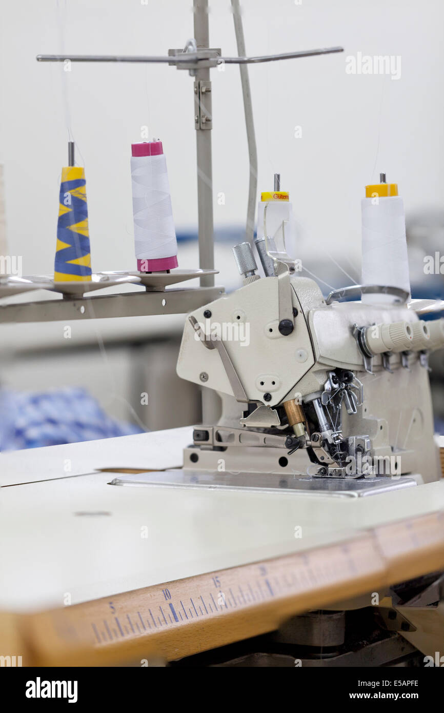 Industria macchina da cucire con più thread Foto Stock
