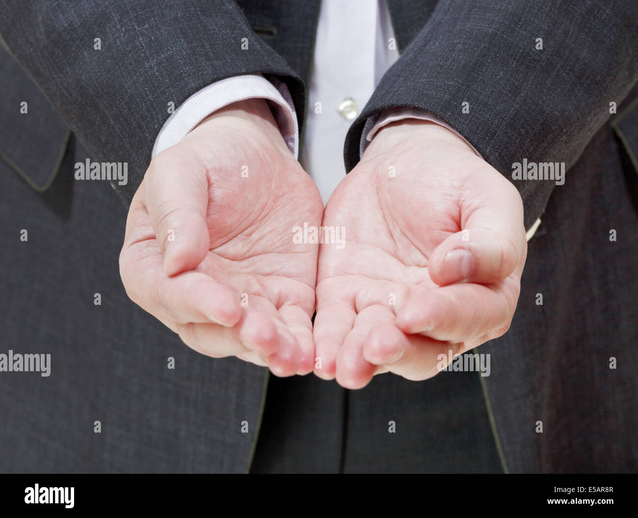 Imprenditore manciata da due palme - gesto mano close up Foto Stock