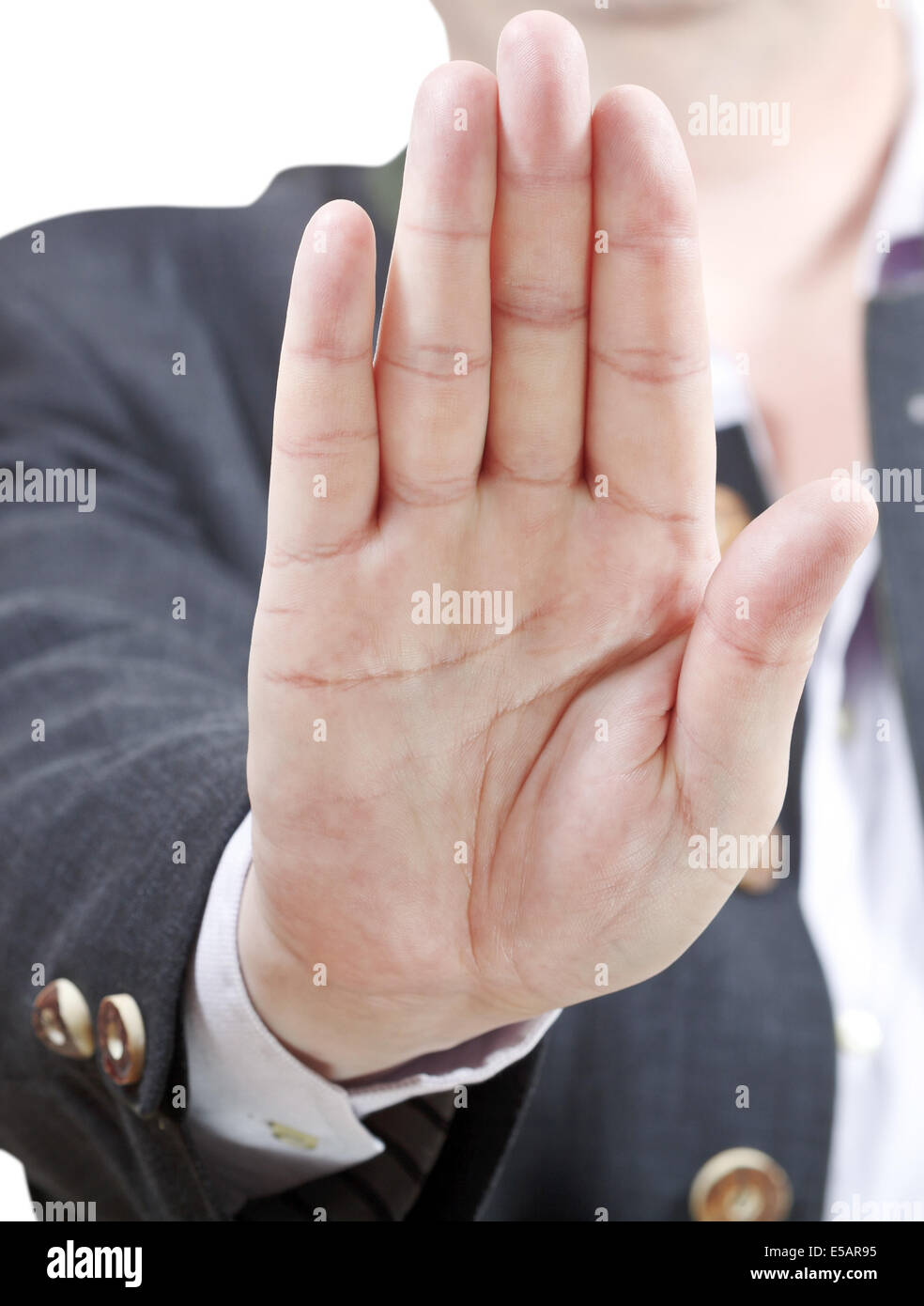 Il segnale di arresto da uno palm close up - imprenditore mano gesto isolato su sfondo bianco Foto Stock