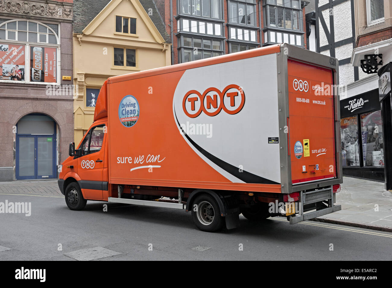 Distribuzione di tnt van parcheggiato a Nottingham in mattinata Foto Stock