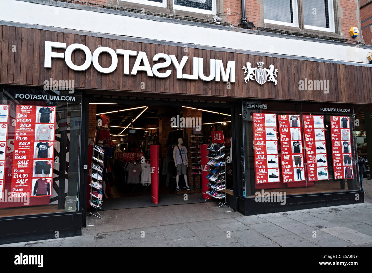 Piedi di asilo scarpa footasylum store vendita segno Nottingham Foto Stock