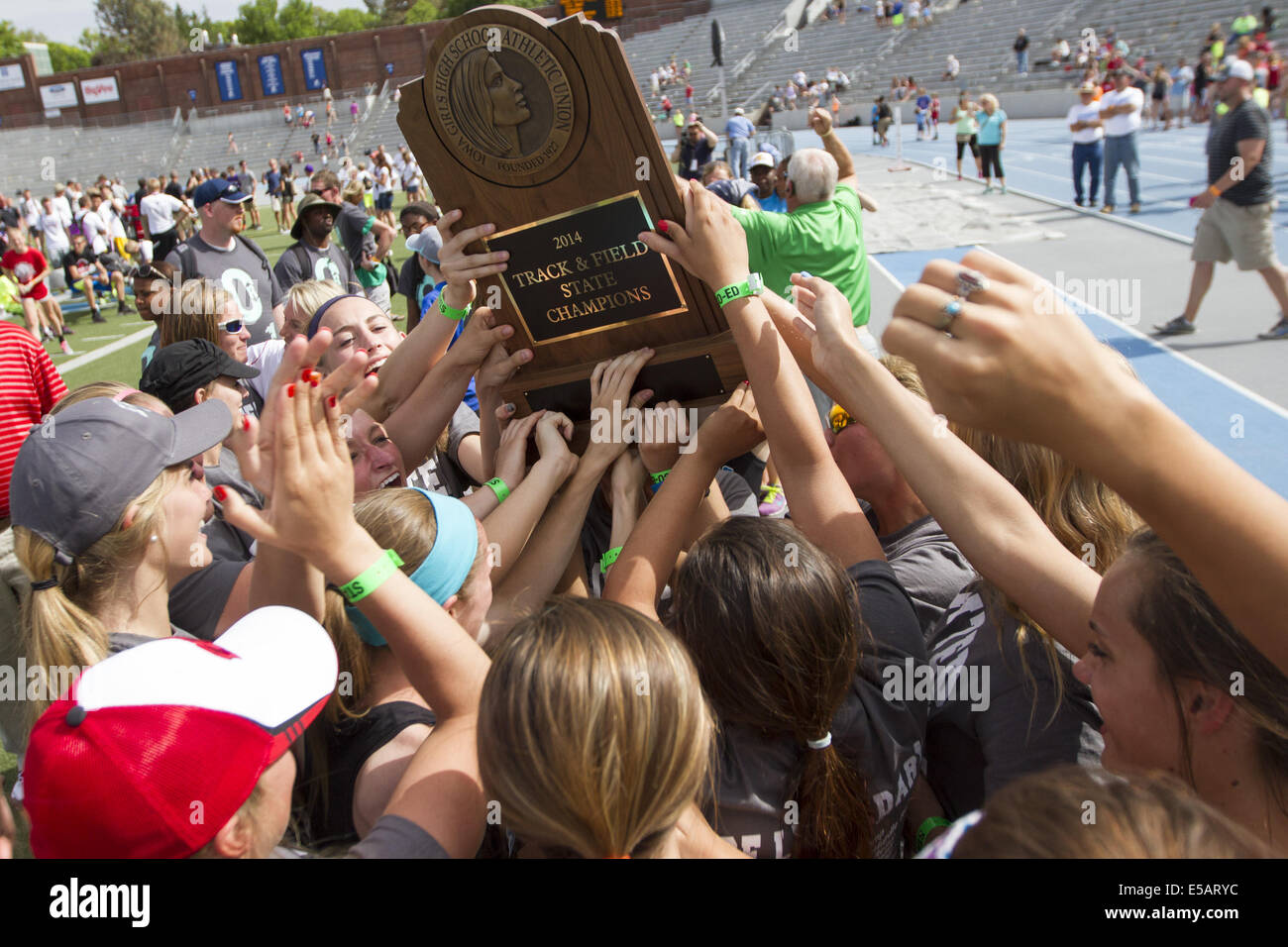 Des Moines, Iowa, USA. Xxiv Maggio, 2014. Pleasant Valley celebra attorno alla loro squadra al primo posto del trofeo alla Iowa State via campionati a Drake University di Des Moines, IA., Sabato, Maggio 24th, 2014. © Louis Brems/Quad-City volte/ZUMA filo/Alamy Live News Foto Stock