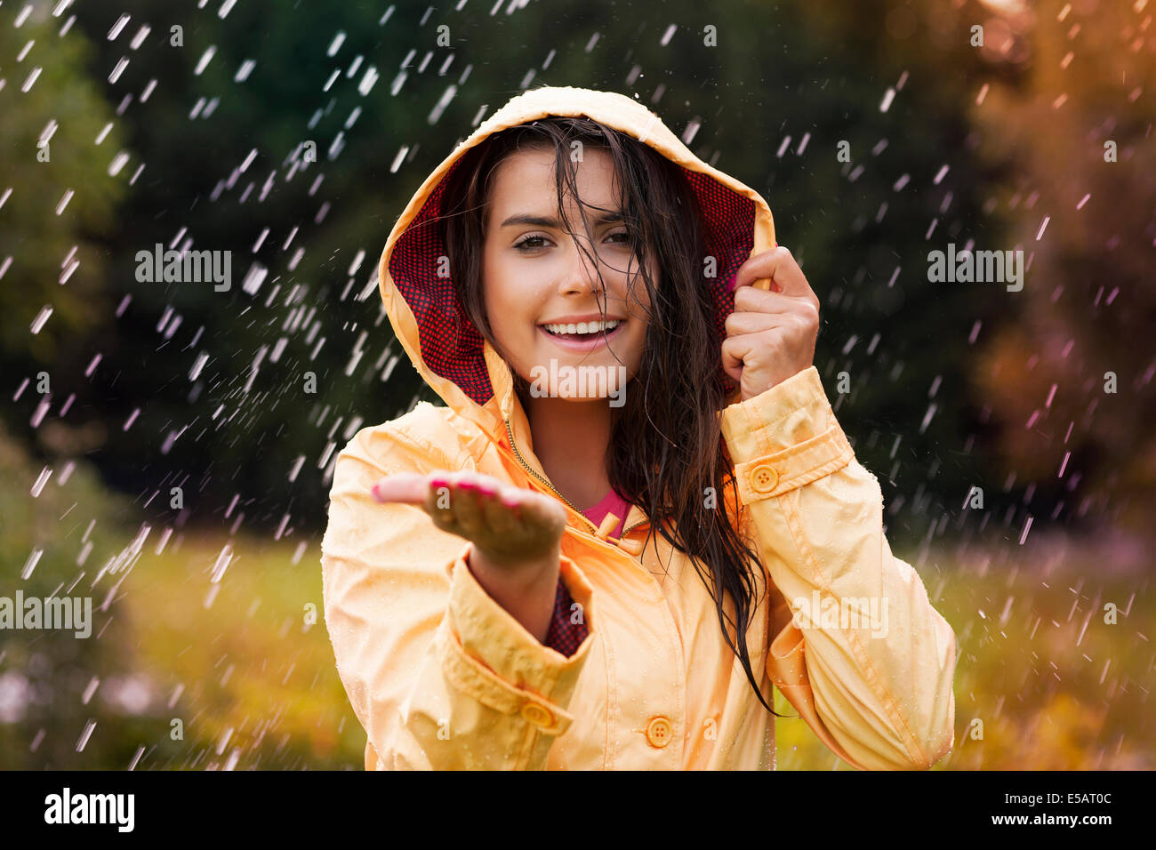 Bella giovane donna in impermeabile giallo Debica, Polonia Foto Stock