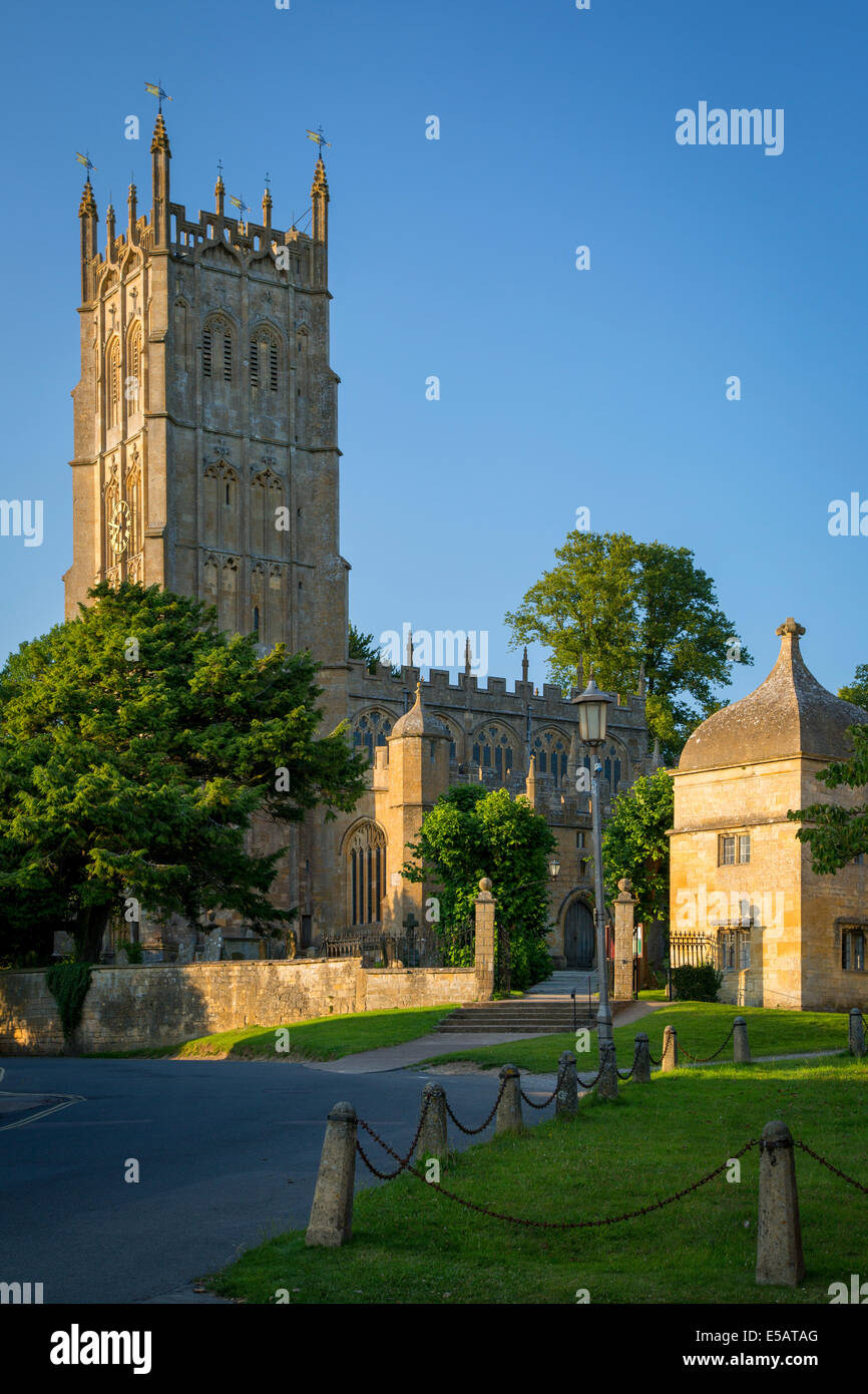 Serata estiva sotto la chiesa di San James, Chipping Campden, il Costwolds, Gloucestershire, Inghilterra Foto Stock