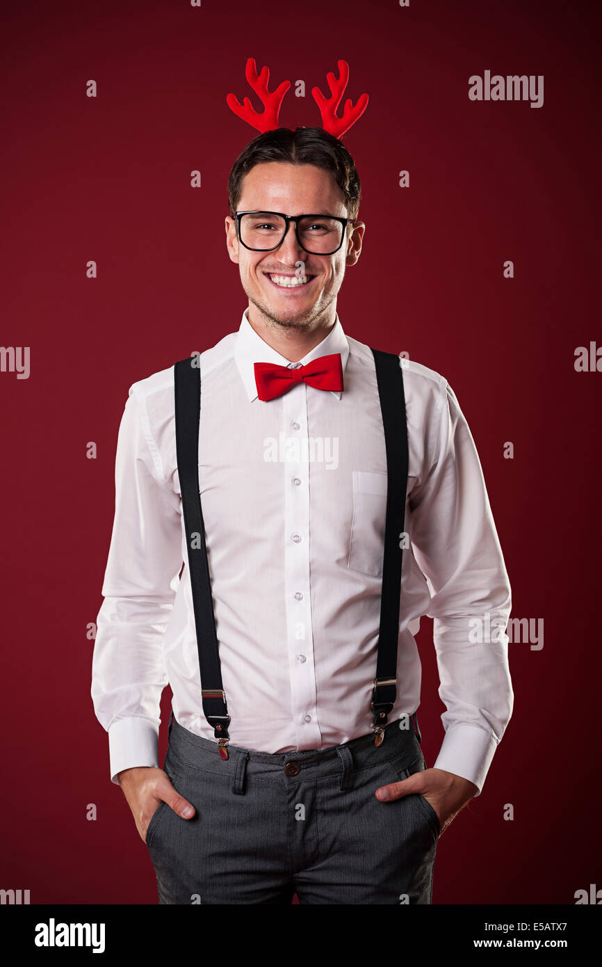 Ritratto di sorridere da stupidi uomo con corna di Natale Debica, Polonia Foto Stock