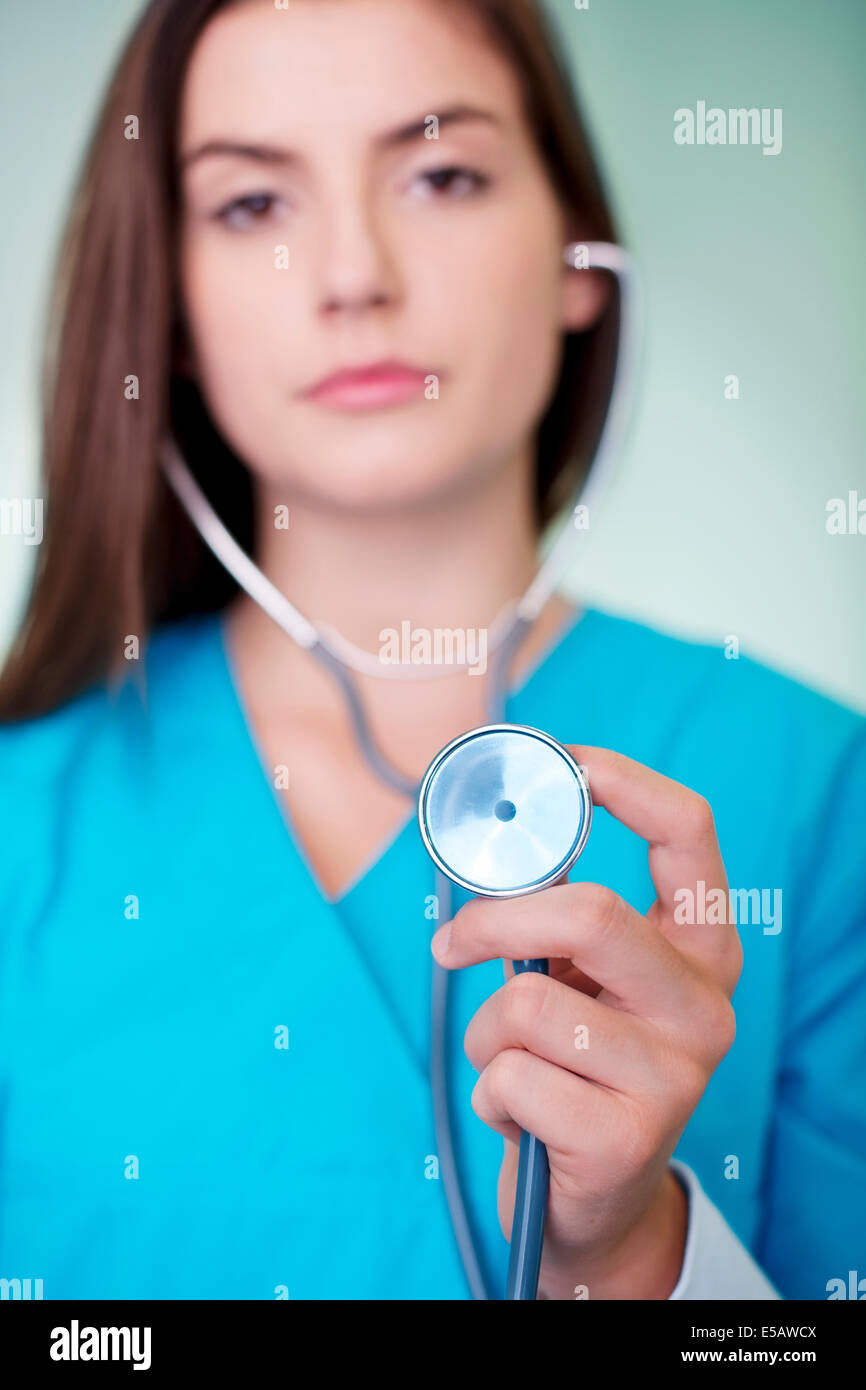 Medico tenendo uno stetoscopio Debica, Polonia Foto Stock