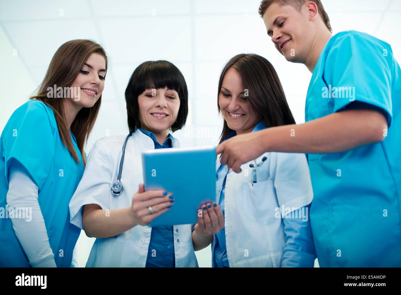 Il team medico di controllo dei risultati sulla tavoletta digitale Debica, Polonia Foto Stock