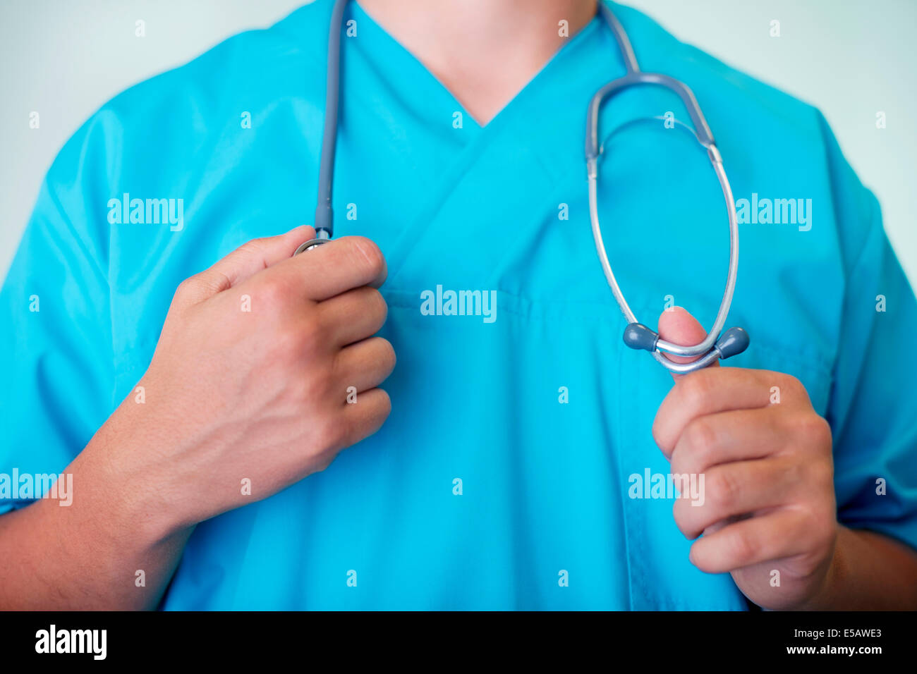 Medico tenendo uno stetoscopio Debica, Polonia Foto Stock