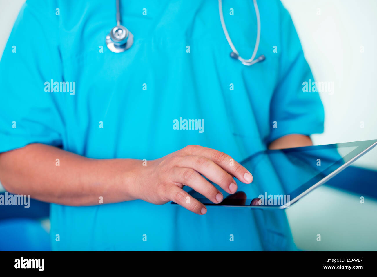 Medico che lavorano utilizzando digitale compressa Debica, Polonia Foto Stock