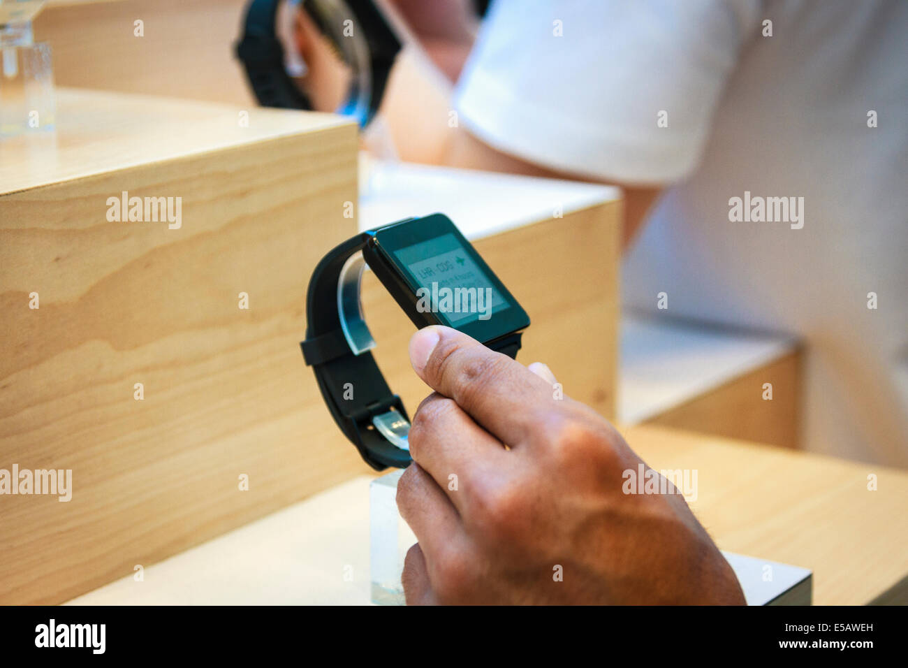 Maschio lato toccando Samsung Gear Live smartwatch wearable technology in un display a Google I/O conferenza in San Francisco 2014 Foto Stock