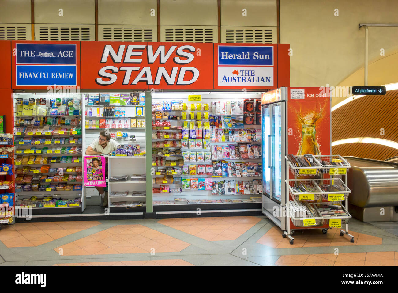 Melbourne Australia, stazione ferroviaria Flagstaff, rete metropolitana, City Loop, edicola, agenzia di stampa, AU140320006 Foto Stock