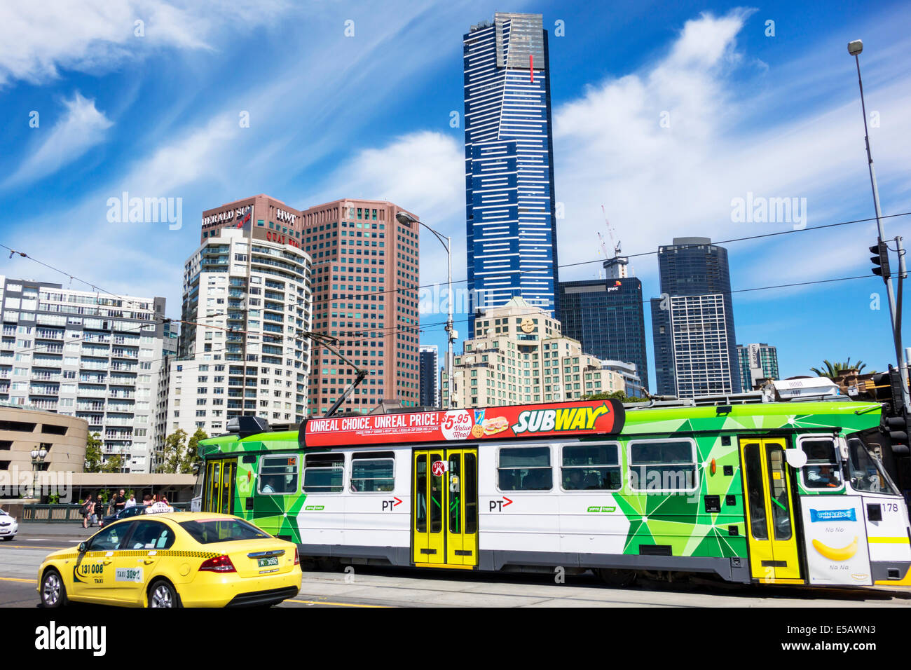 Melbourne Australia, Southbank, Princes Bridge, St Kilda Road, tram, tram, tram, traffico, skyline della città, alti edifici, grattacieli, Eureka Tower, bui più alti Foto Stock