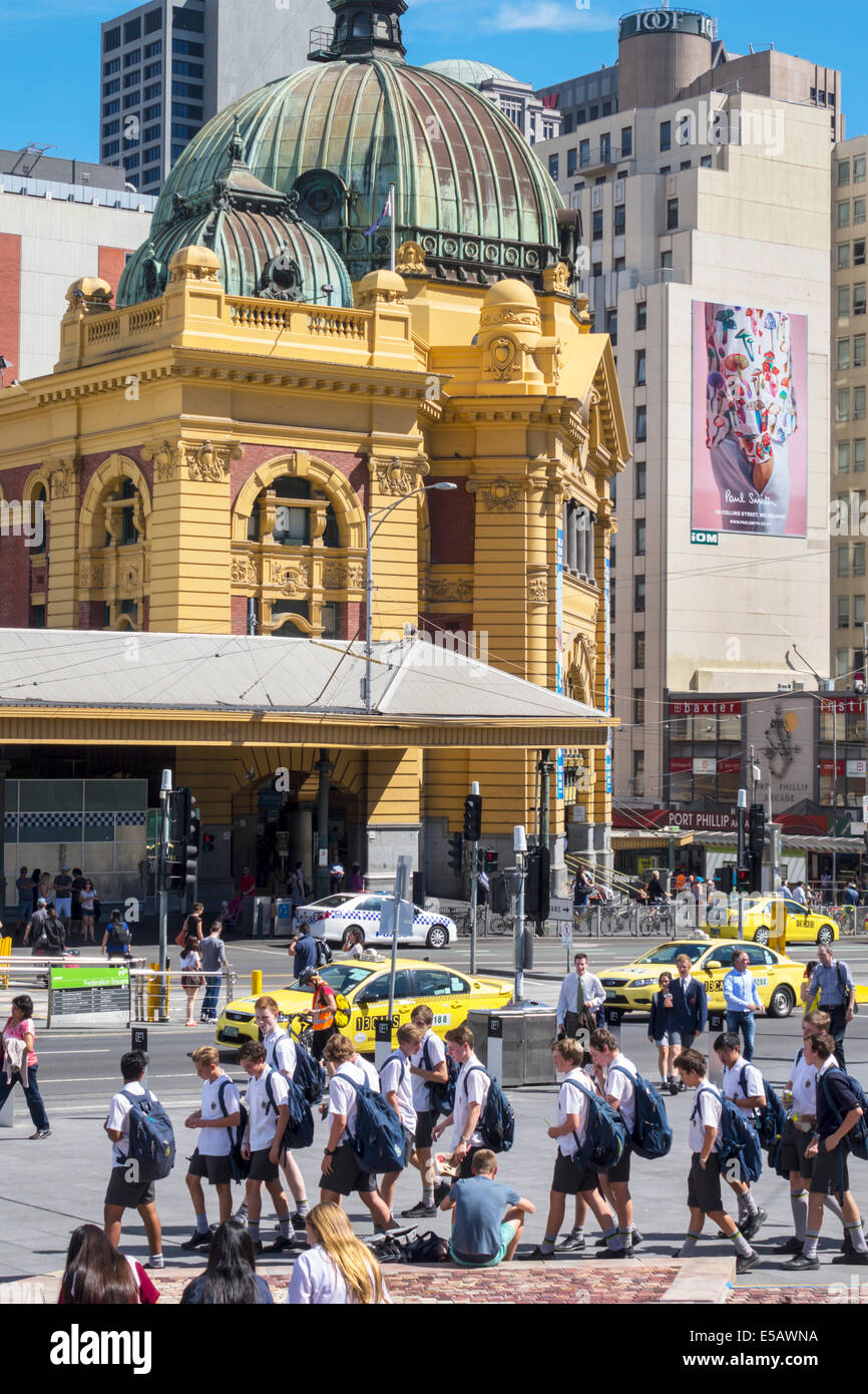 Melbourne Australia, stazione di Flinders Street, vista da Federation Square, traffico, cupola, skyline della città, studenti di classe, compagni di classe, gita sul campo, scuola Foto Stock