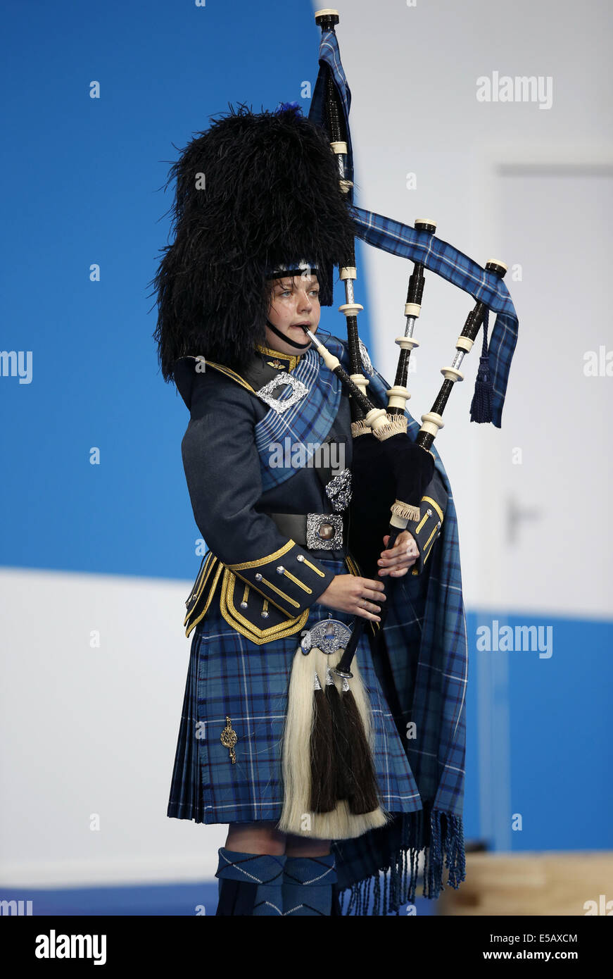 Glasgow. Xxv Luglio, 2014. Cornamusa vengono riprodotti durante la medaglia cerimonie il giorno 2 del Glasgow 2014 Giochi del Commonwealth a Tollcross International centro nuoto a Glasgow in Scozia il 25 luglio 2014. Credito: Wang Lili/Xinhua/Alamy Live News Foto Stock