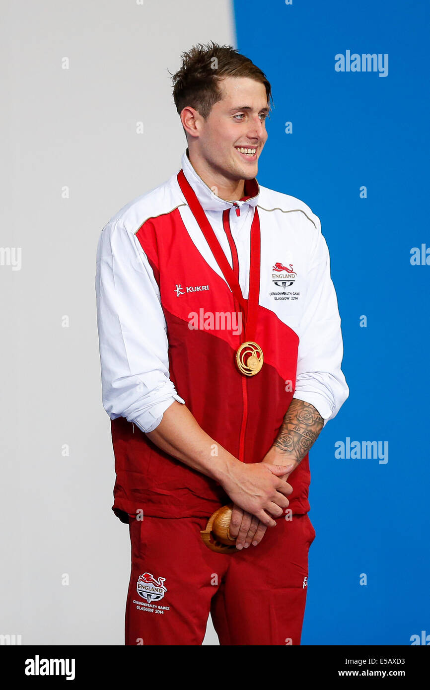 Glasgow, Scozia. Xxv Luglio, 2014. Glasgow 2014 Giochi del Commonwealth Day 2. Sport acquatici, piscina. Chris Walker-Hebbon di Inghilterra si erge sul podio dopo aver vinto una medaglia d'oro nella mens 100m dorso finale. Credito: Azione Sport Plus/Alamy Live News Foto Stock