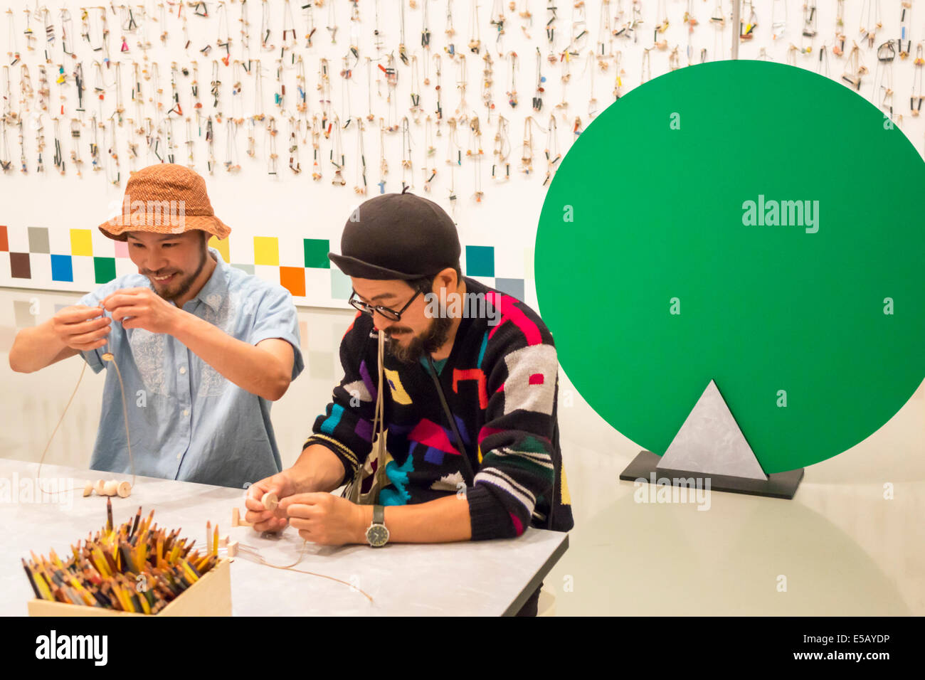 Melbourne, Australia, Southbank, St Kilda Road,National Gallery of Victoria,arte,museo,hands-on,create,mostra collezione uomo asiatico maschile, Foto Stock