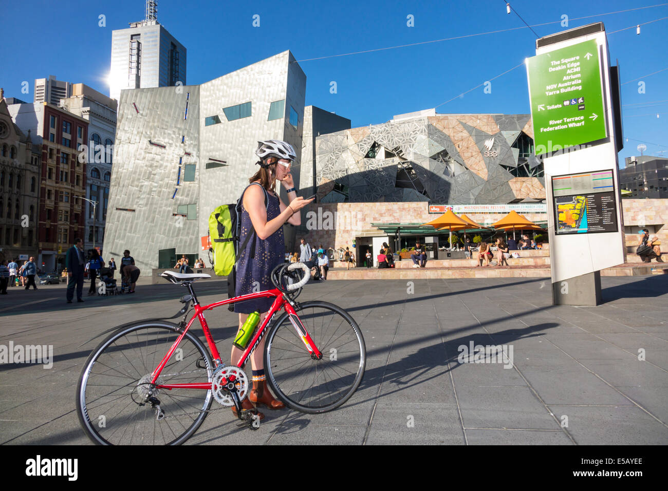 Melbourne, Federation Square, St Kilda Road, donna donne, adolescenti adolescenti adolescenti adolescenti, ragazze, bambini, ciclismo, biker Foto Stock