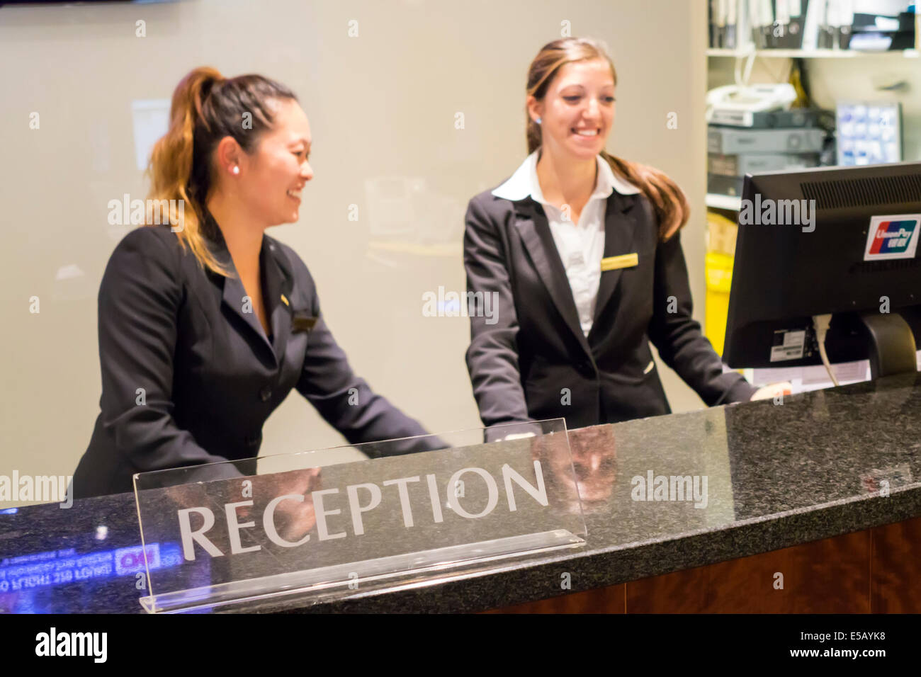 Melbourne Australia,Carlson Radisson on Flagstaff Gardens,hotel,hall,reception check in reception prenotazioni registro,Asian woman fema Foto Stock