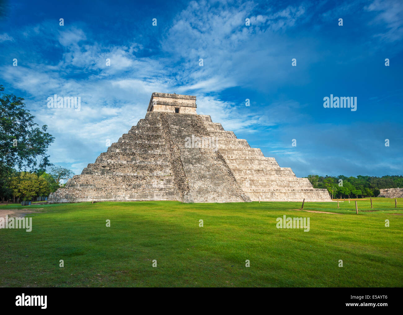 El Castillo o tempio di Kukulkan piramide, Chichen Itza, Yucatan, Messico Foto Stock