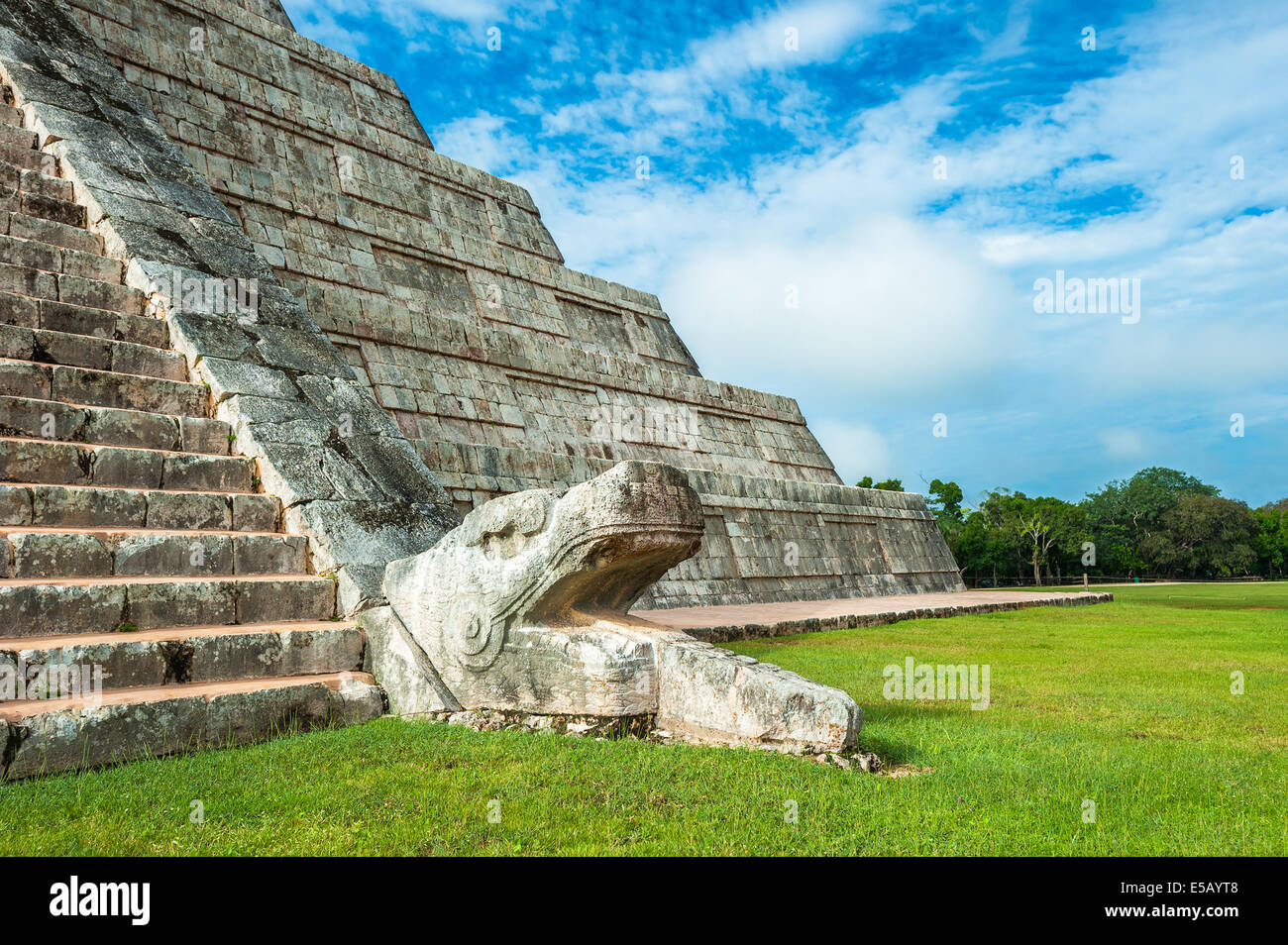El Castillo o tempio di Kukulkan piramide, Chichen Itza, Yucatan, Messico Foto Stock