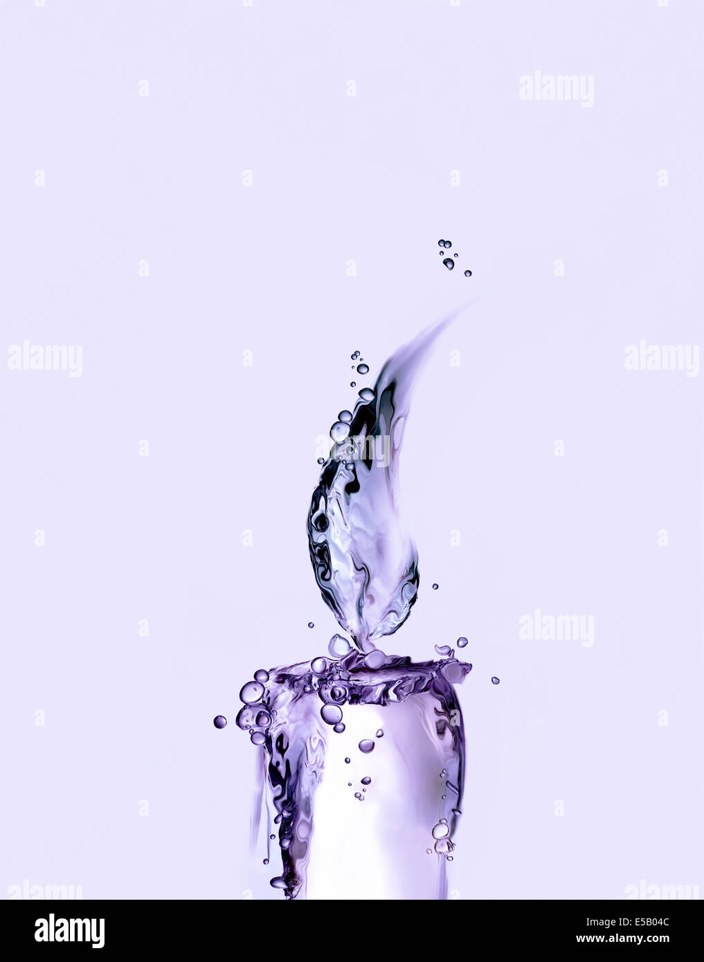 Un illuminato acqua viola candela per il relax. Foto Stock