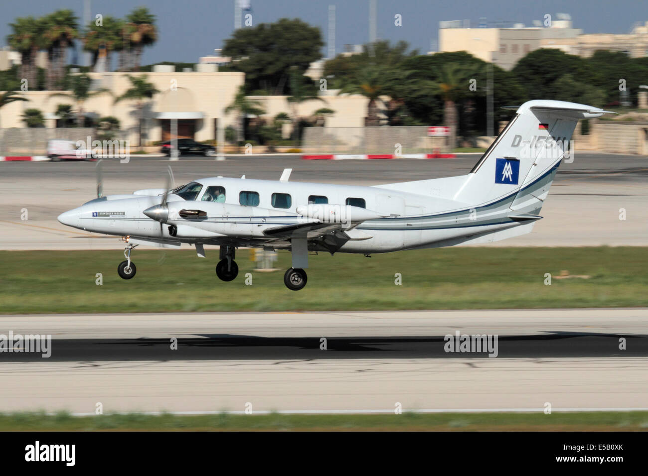 Piper PA-42 Cheyenne III di sette posti aerei operati da aviazione ProAir sopra la pista in arrivo a Malta Foto Stock