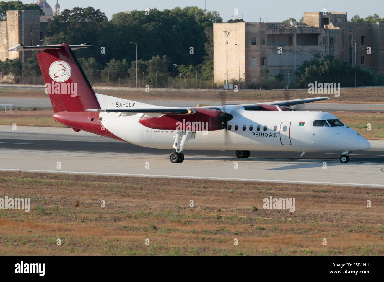 De Havilland Canada Dash 8 a turboelica " commuters " dell'operatore libico Petro aria sulla pista dopo lo sbarco a Malta Foto Stock