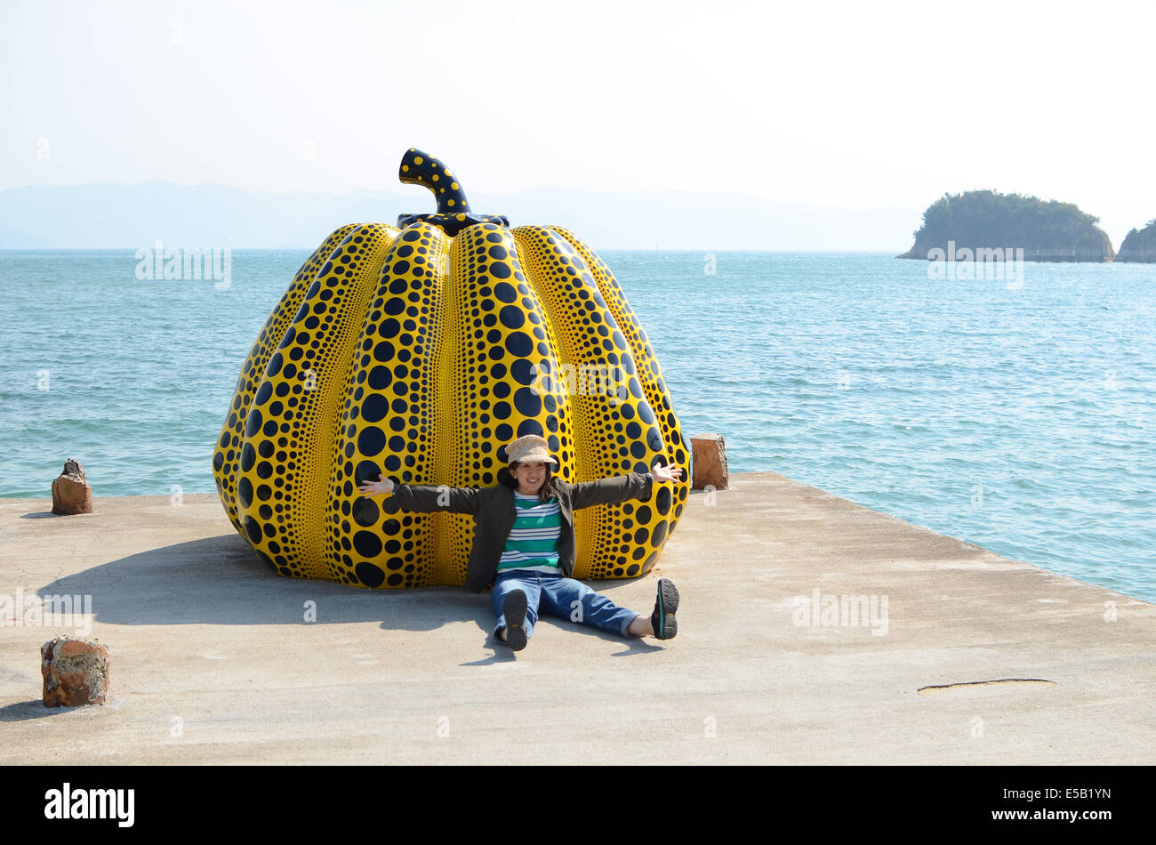 "Pumpkin' arte di Yayoi Kusama. Questo si trova sul Naoshima nella Prefettura di Kagawa, Giappone. Foto Stock