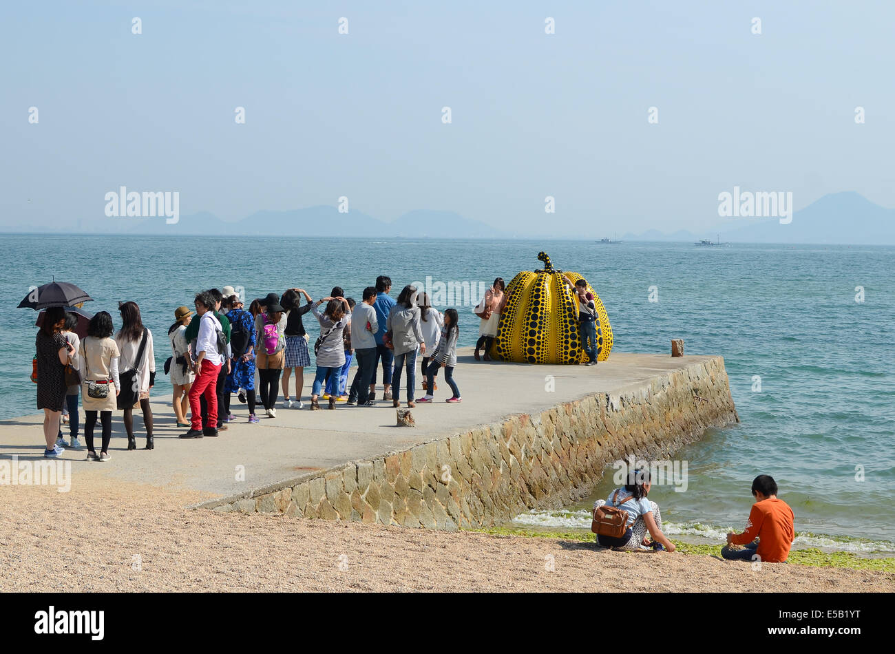 "Pumpkin' arte di Yayoi Kusama. Questo si trova sul Naoshima nella Prefettura di Kagawa, Giappone. Foto Stock