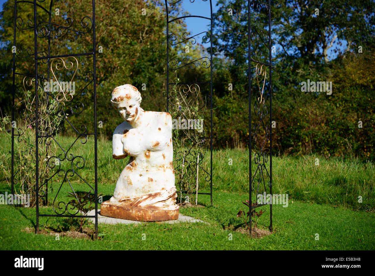 Torso senza braccioli scultura a Sculptureheaven Sculpture Garden, Rhydlewis, Llandysul, Wales, Regno Unito. Foto Stock