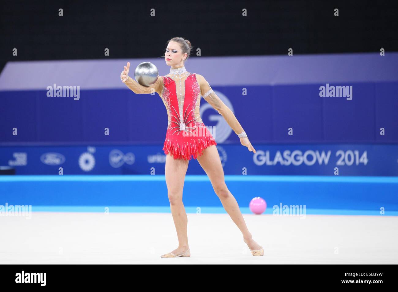 Glasgow, Scotland, Regno Unito. 26 Luglio, 2014. Giochi del Commonwealth il giorno 3. La ginnastica ritmica. Glasgow, Scotland, Regno Unito. Francesca Jones (Galles) prende l'argento nella sfera della disciplina © stili di Neville/Alamy Live News Credit: stili di Neville/Alamy Live News Foto Stock