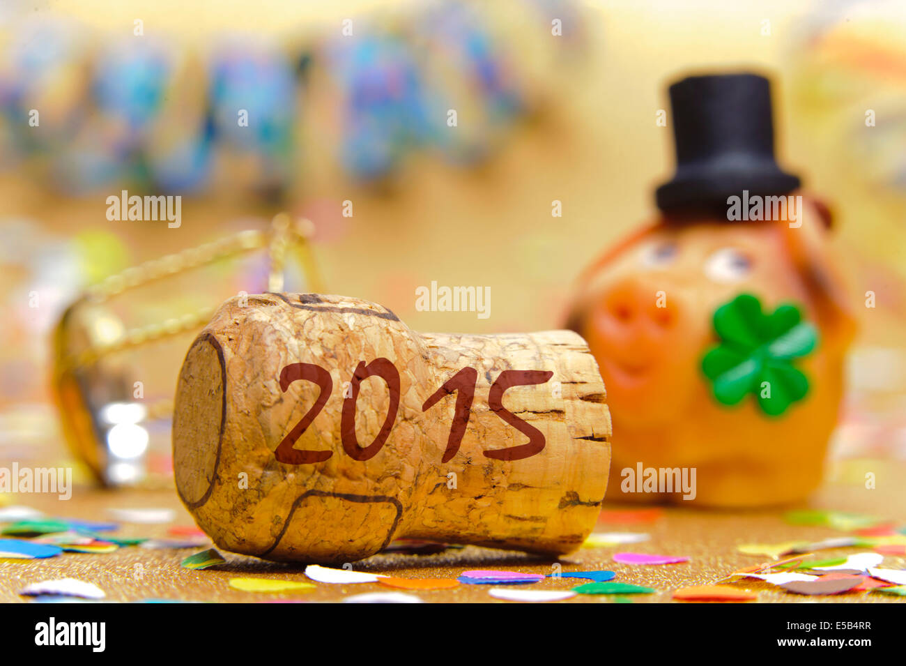 Tappo dello champagne contrassegnati con l'anno 2015 nella parte anteriore del suino con quadrifoglio come simbolo di buona fortuna Foto Stock