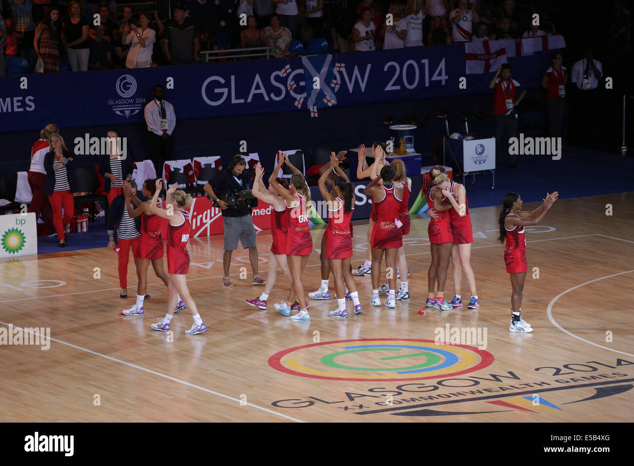 SECC, Glasgow, Scozia, Regno Unito, sabato, 26 luglio 2014. La squadra di Netball dell'Inghilterra ha ondulato alla folla dopo la loro sconfitta 49-48 in una partita preliminare tesa ai giochi del Commonwealth di Glasgow 2014 Foto Stock