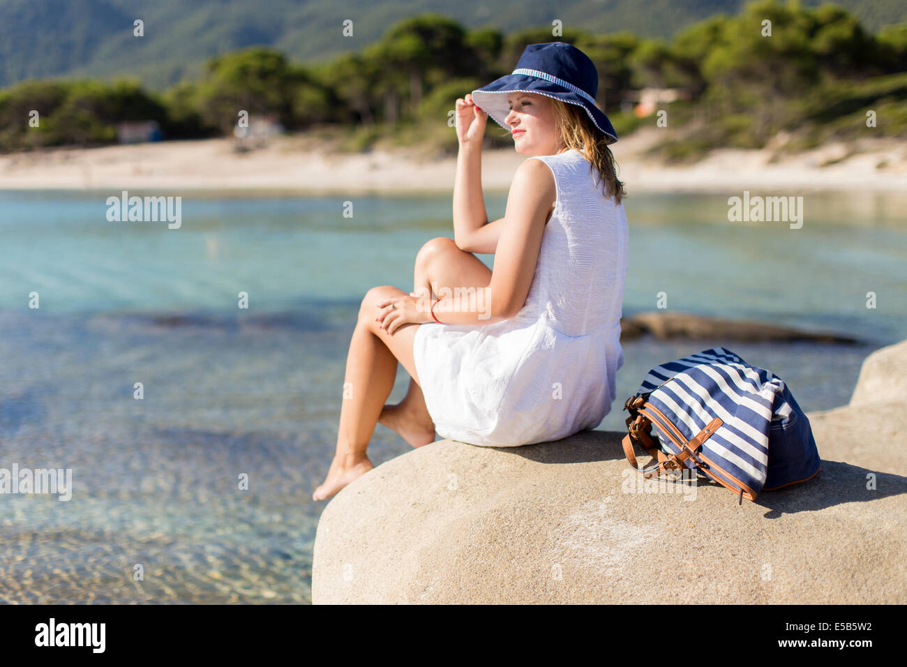 Giovane donna sulla spiaggia Foto Stock