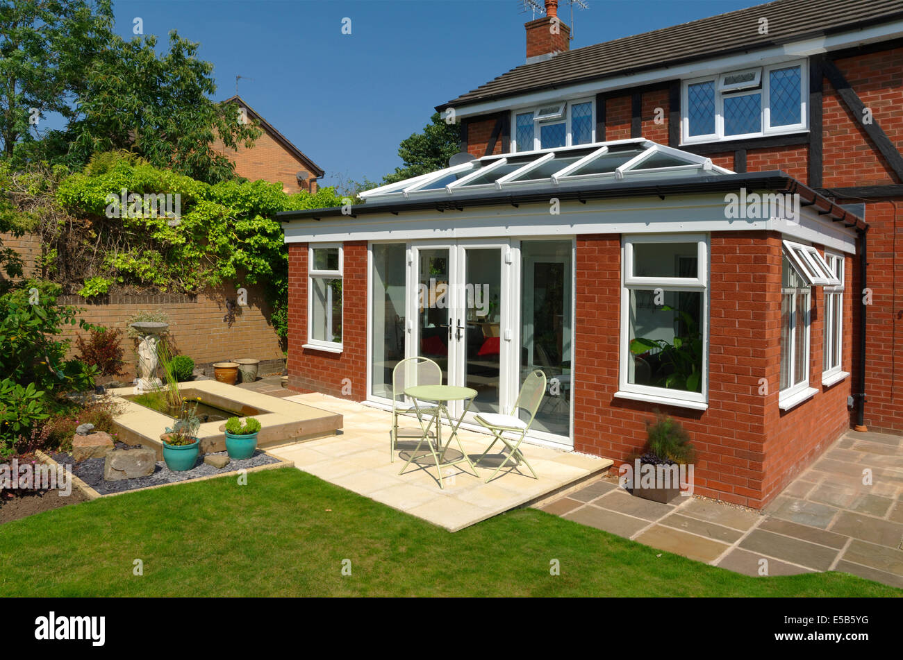 Stile Orangerie veranda vista esterna miglioramento di casa con le porte chiuse. Foto Stock