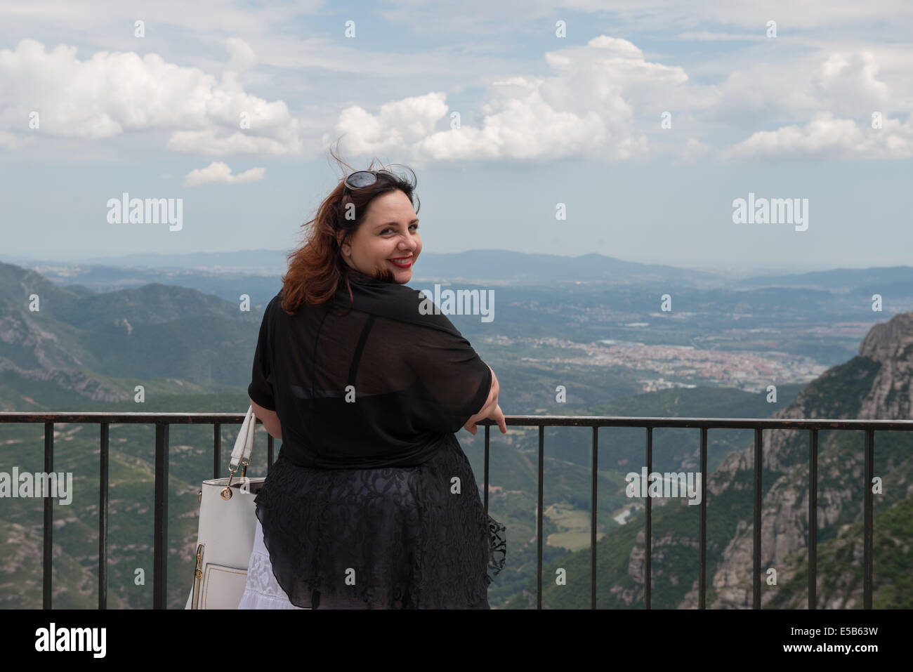 Donna sul Llobregat valley sfondo, Montserrat, Catalogna, Spagna. Foto Stock