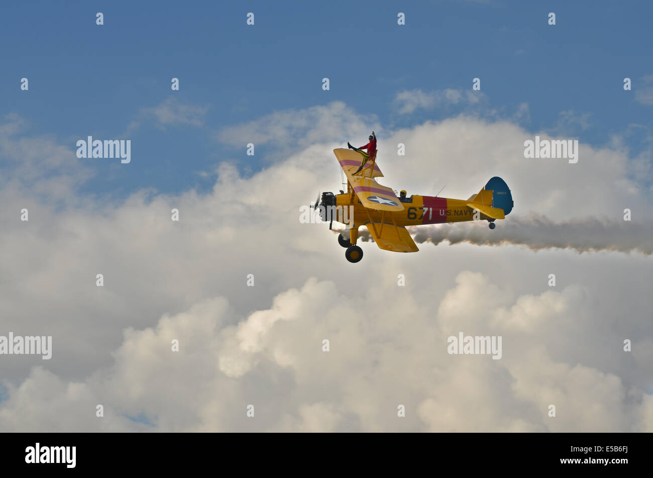 Ala walker su un giallo bi-plane Foto Stock