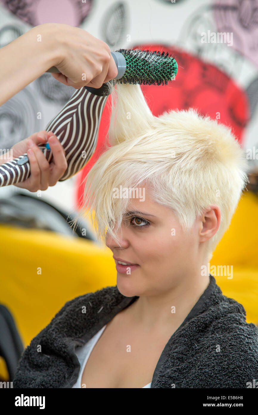 Giovane donna al parrucchiere Foto Stock