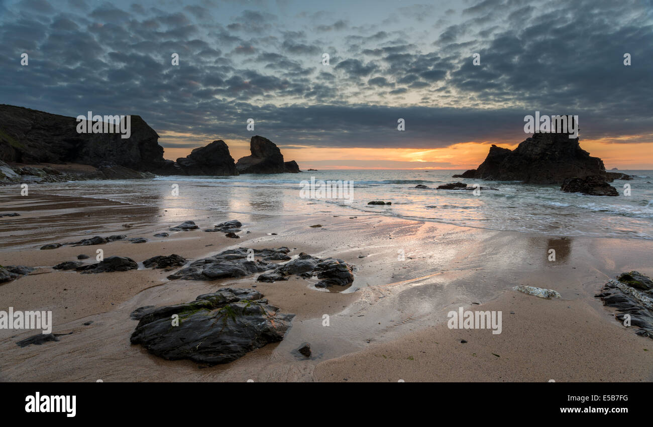 Tramonto sulla spiaggia Porthcothan sulla costa della Cornovaglia Foto Stock