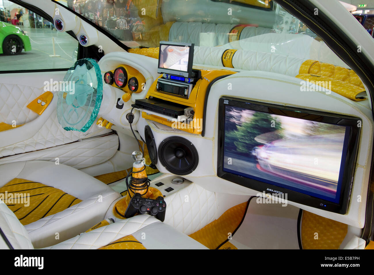 Interno di un auto personalizzata con schermo piatto. Foto Stock