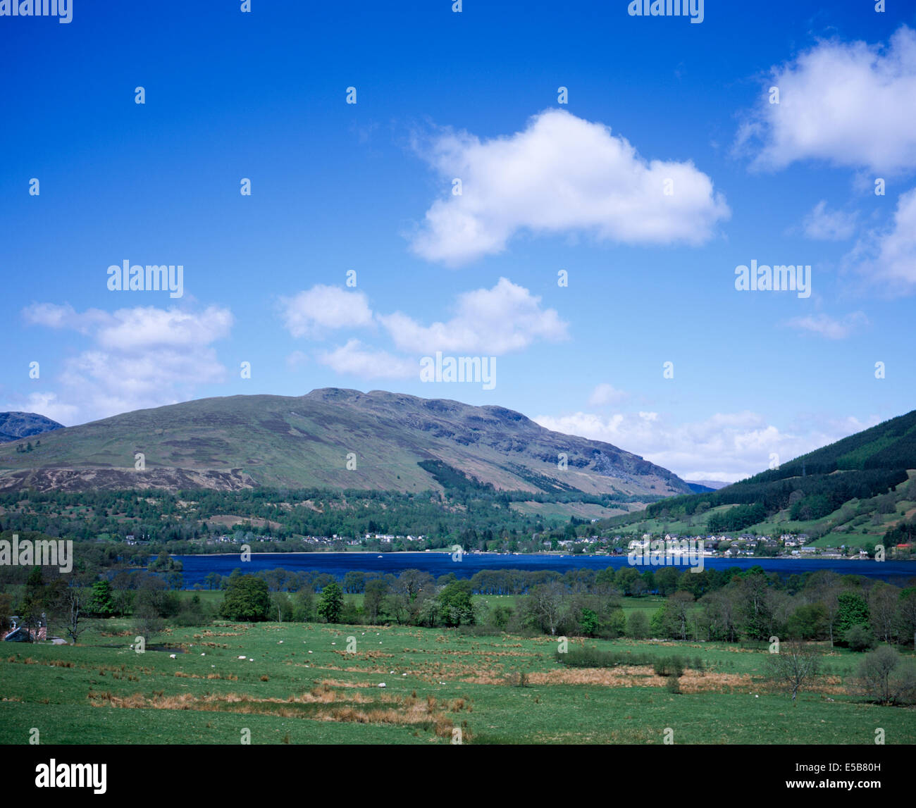 Meall un Mhadaidh sopra Lochearnhead e Glen Ogle Loch Earn Perthshire Highlands scozzesi Scozia Scotland Foto Stock
