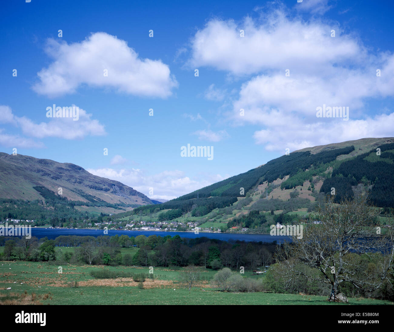 Meall Reamhar e Meall un Mhadaidh sopra Lochearnhead e Glen Ogle Loch Earn Perthshire Highlands scozzesi Scozia Scotland Foto Stock